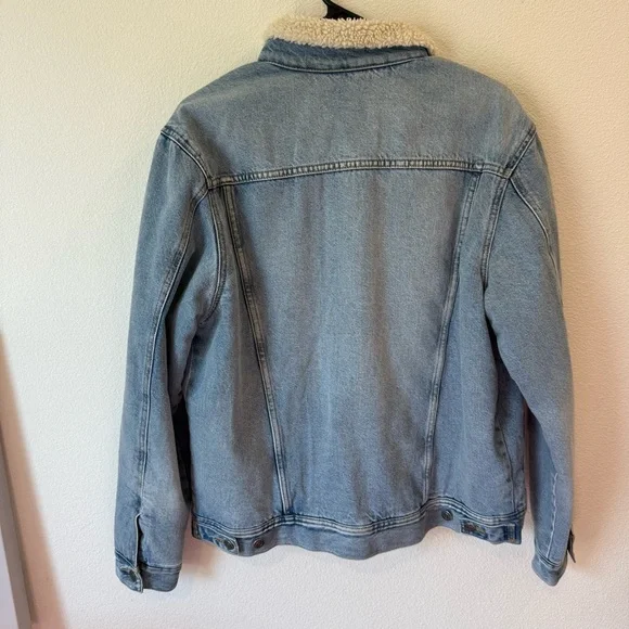 Old Navy Sherpa Lined Denim Jacket - Picture 9 of 9